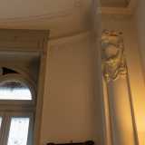 Sui pilastri angolari notiamo invece dei decori con ricche ghirlande e frutti, segno di prosperit�